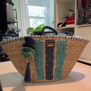 LARGE STRAW BAG NWT with blue lining and accents